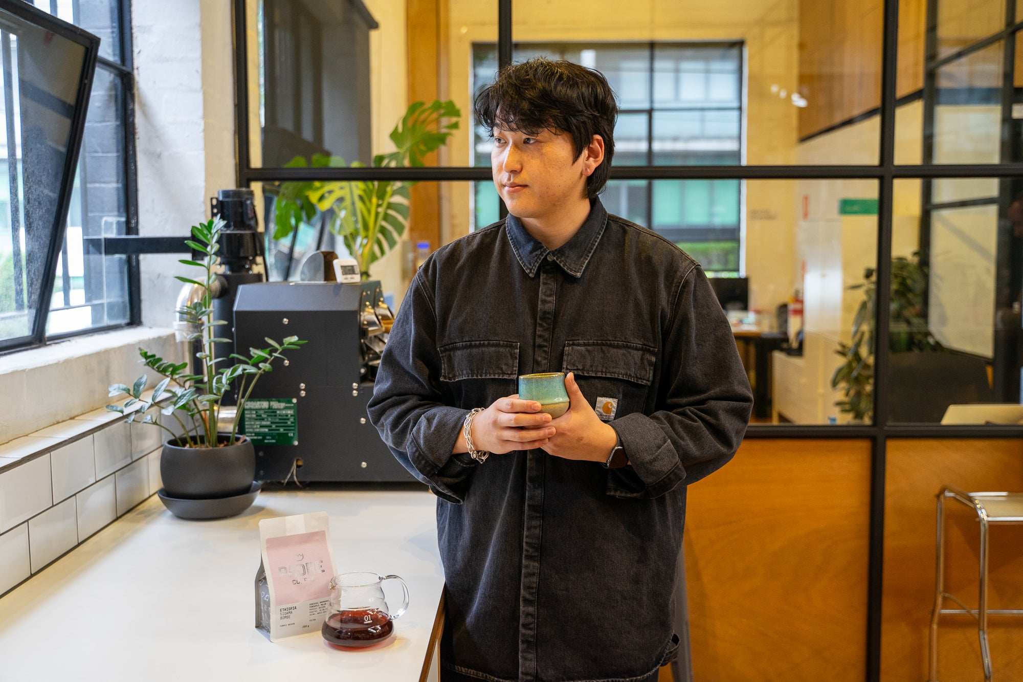 Hoon brews Ethiopia Sidama Bombe with the Hario V60